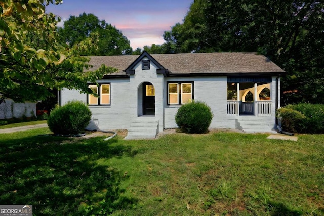 view of front of house featuring a yard