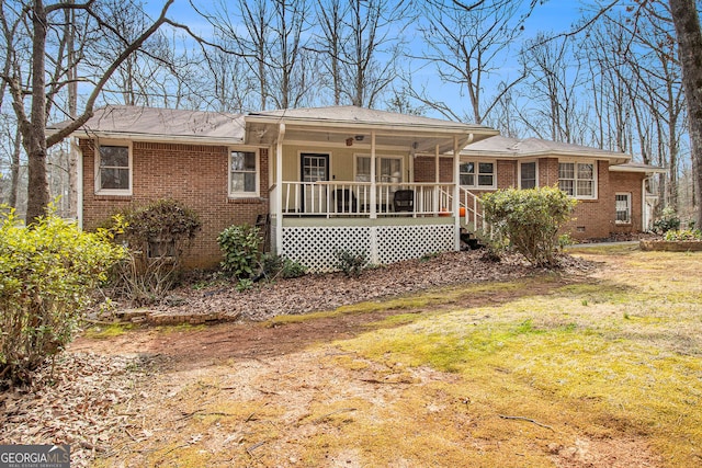 ranch-style home featuring a front lawn and covered porch