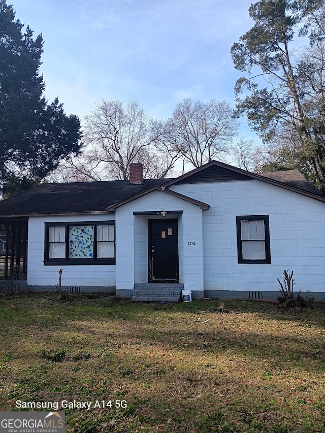 view of front facade featuring a front yard