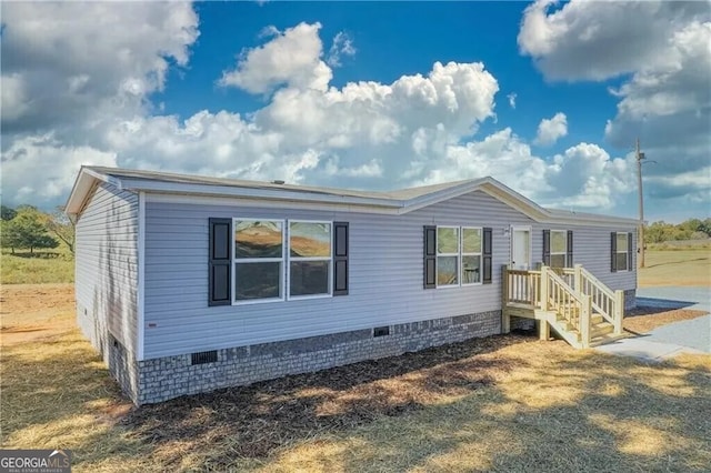 manufactured / mobile home featuring crawl space