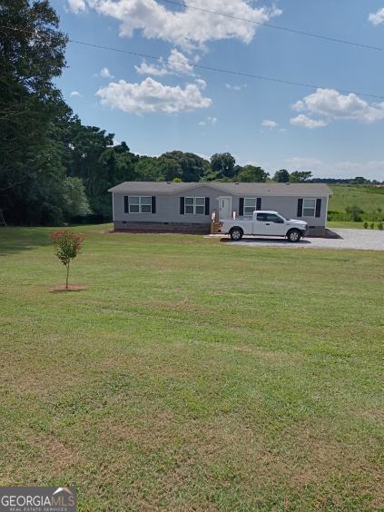 manufactured / mobile home featuring a front lawn