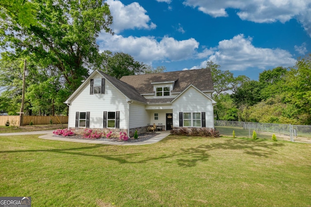 view of front of house featuring a front lawn