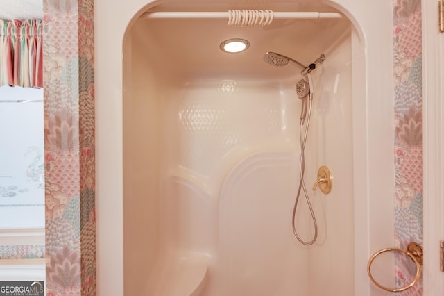 room details featuring a shower with curtain