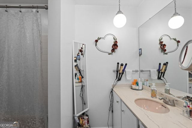 bathroom featuring a shower with curtain and vanity