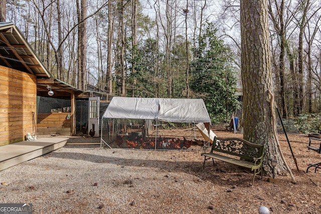 view of yard featuring an outbuilding