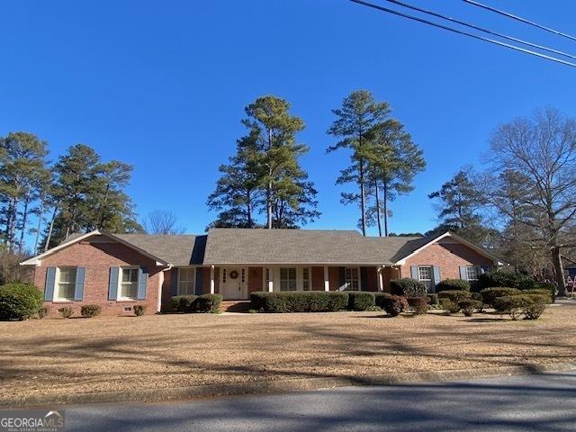 single story home with a front lawn