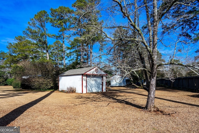 view of yard with a storage unit