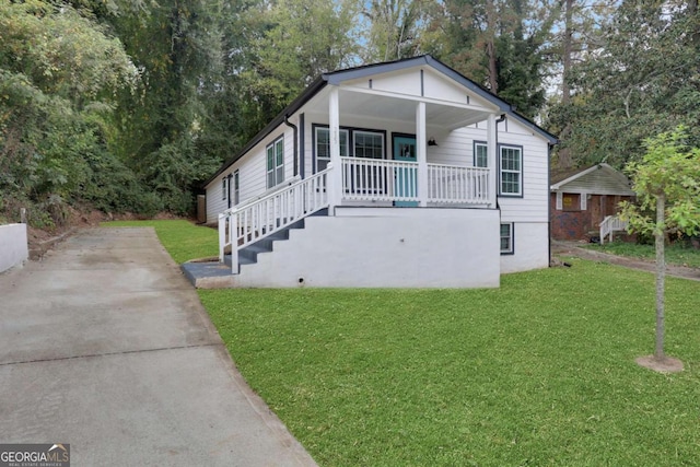 view of front facade with a front yard and covered porch