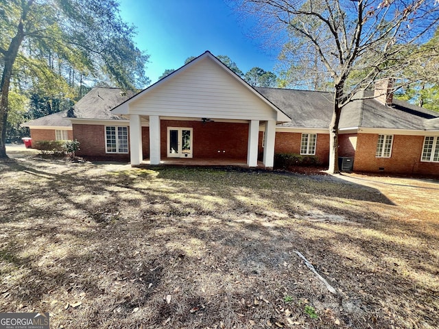 view of front of property featuring crawl space, brick siding, and ceiling fan