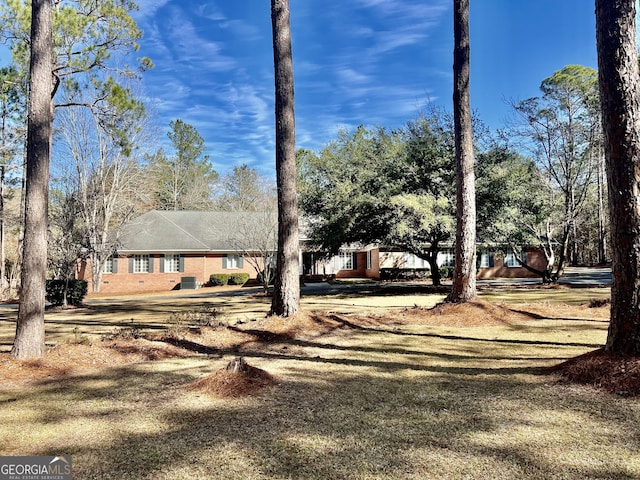 view of front facade with a front yard