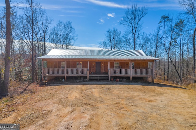 country-style home featuring a porch and a front yard