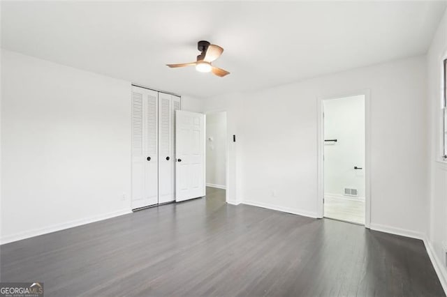 empty room featuring dark wood-type flooring and ceiling fan