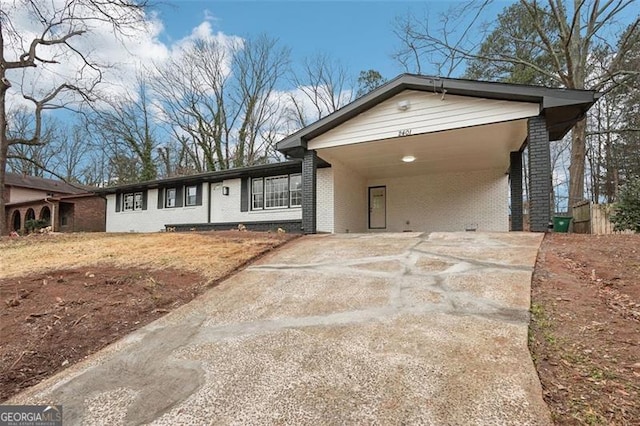 view of front of property featuring a carport