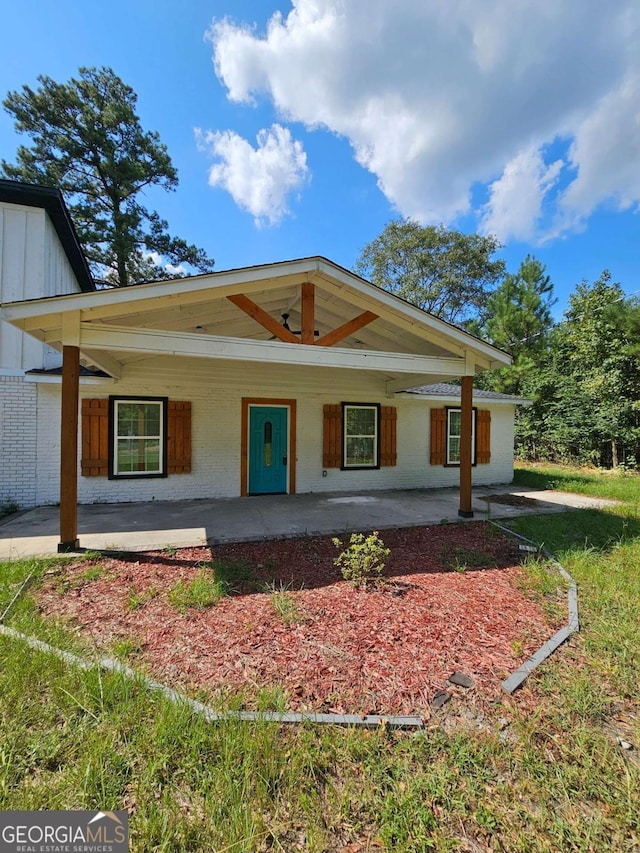 view of front of property featuring a porch