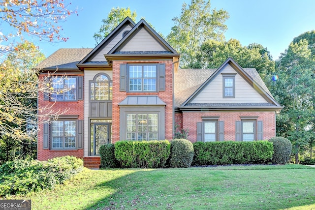 view of front of property featuring a front lawn