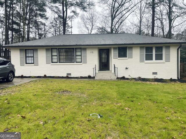 single story home featuring a front lawn