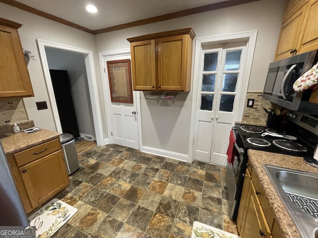 kitchen featuring tasteful backsplash, sink, electric range, and crown molding