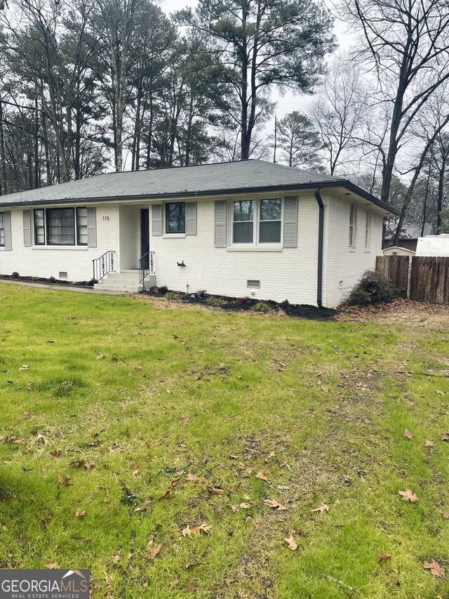 ranch-style home featuring a front lawn