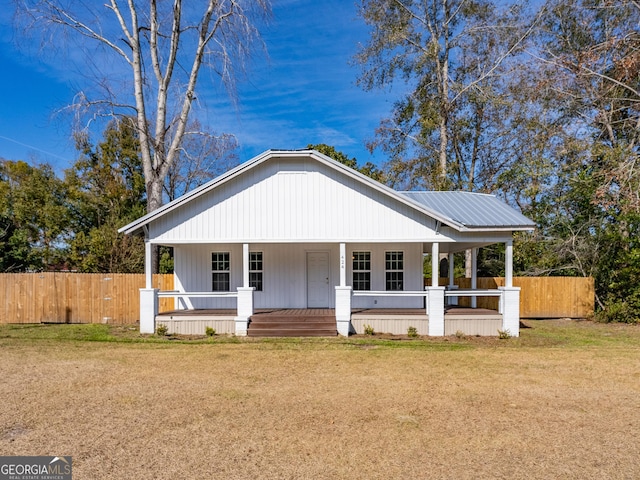 view of front of house with covered porch and a front lawn