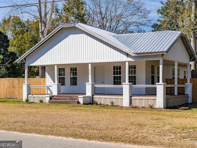 424 NW Central Ave, Blackshear, GA 31516 - bungalow featuring a porch, fence, and a front yard