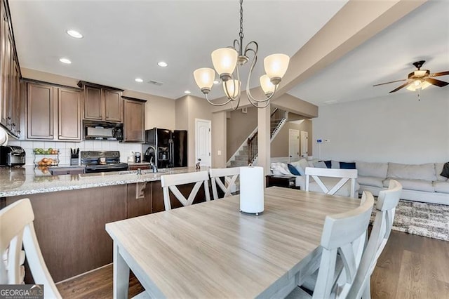 dining space with dark wood-type flooring, sink, and ceiling fan