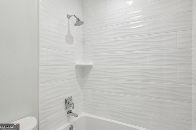 bathroom with tiled shower / bath