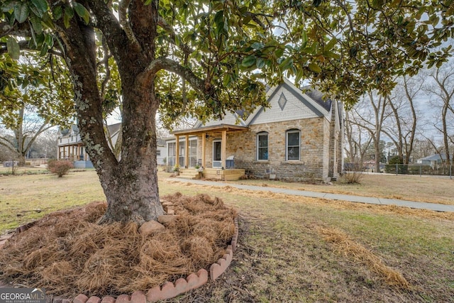 view of front facade featuring a front yard and covered porch