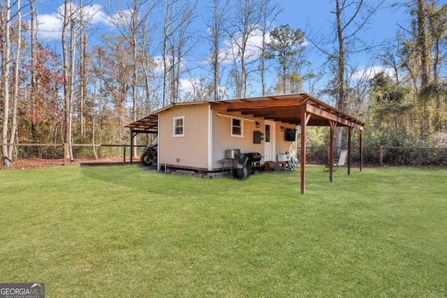 view of yard featuring an outdoor structure