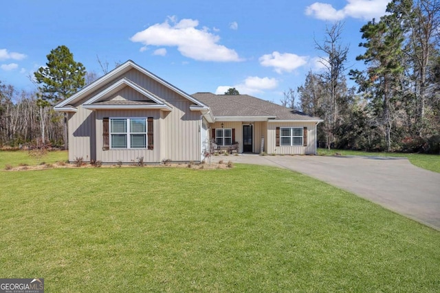 view of front of property featuring a front yard