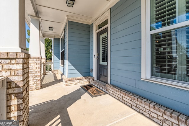 property entrance featuring a porch