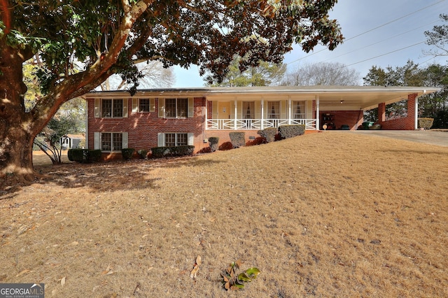 view of front of home with a front lawn and a carport