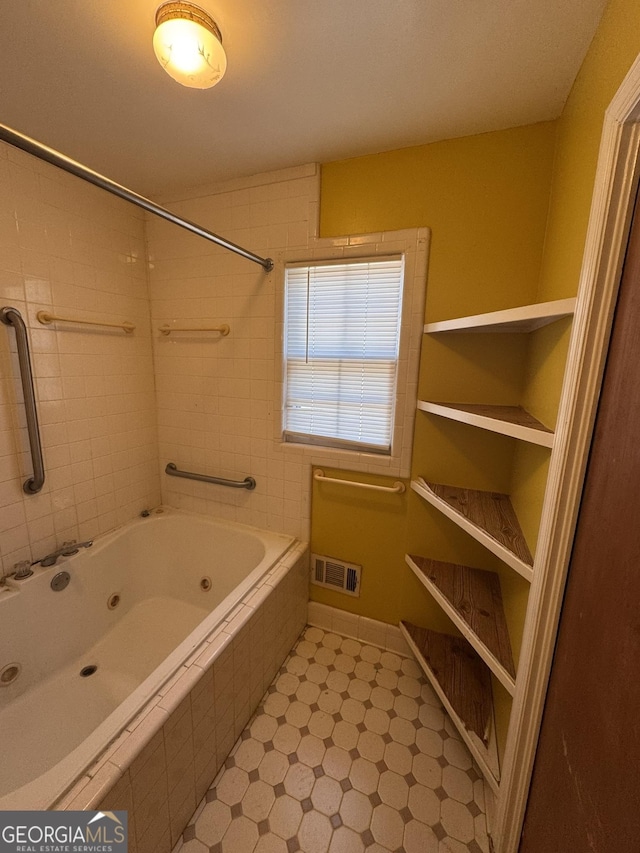 bathroom featuring tiled shower / bath combo