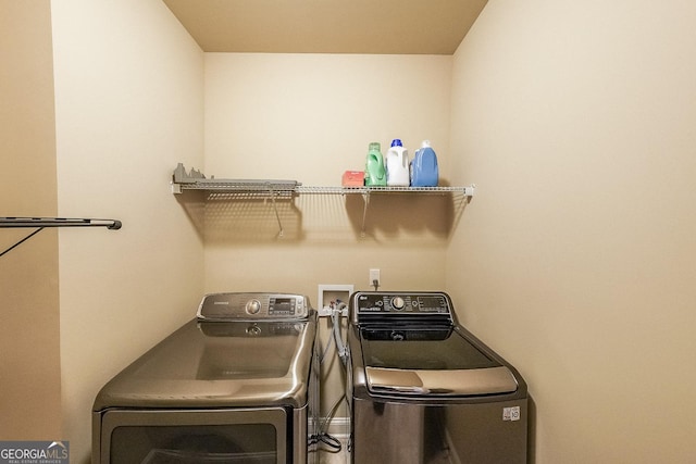 washroom featuring washing machine and clothes dryer