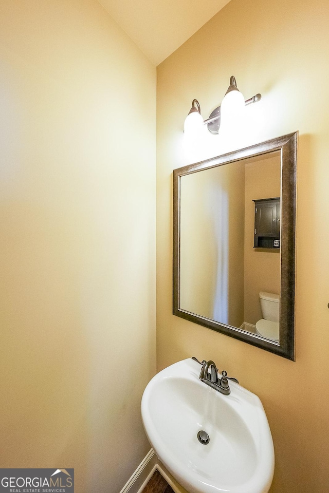 bathroom featuring toilet and sink