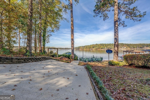 view of yard featuring a water view