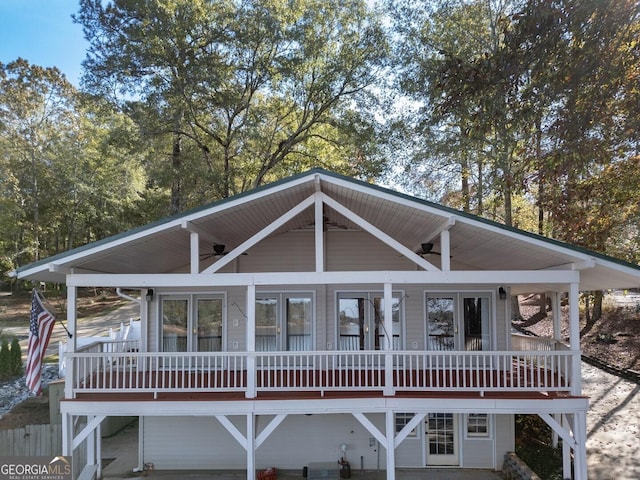 view of front of home featuring ceiling fan