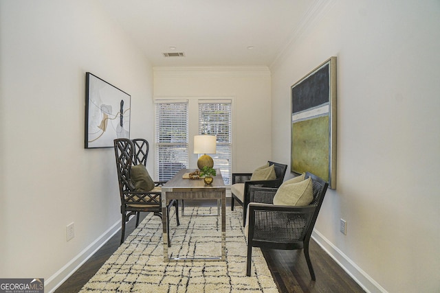 living area with dark wood-type flooring, visible vents, crown molding, and baseboards