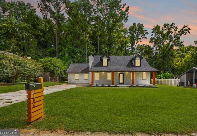 view of front of property featuring a yard