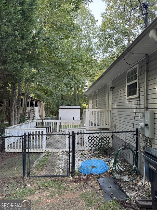 view of yard featuring a storage shed