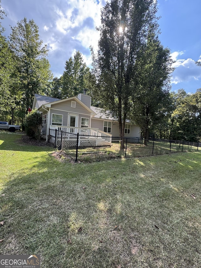 view of front of home featuring a front lawn