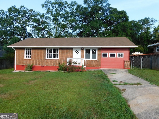 single story home with a front lawn