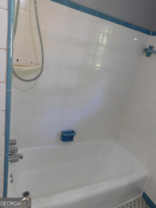 bathroom featuring tiled shower / bath combo