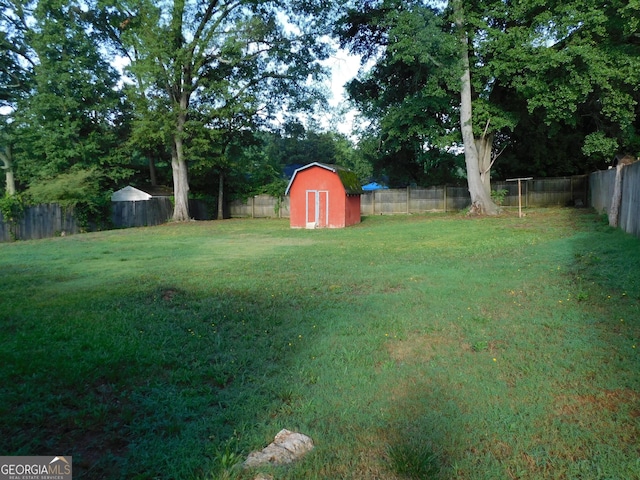 view of yard with a storage unit