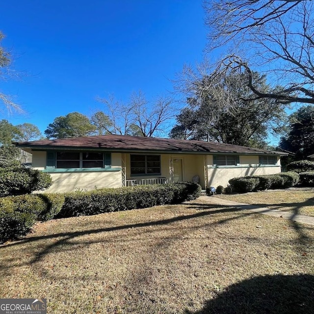 ranch-style home with a front yard