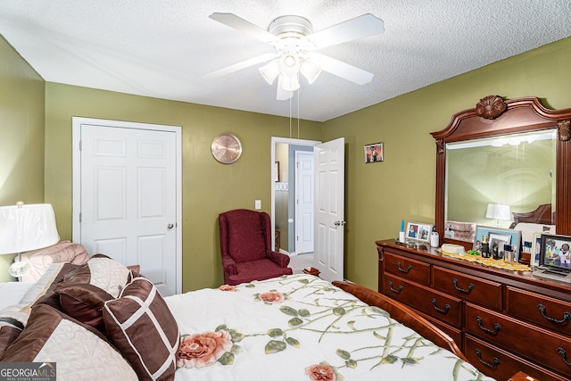 bedroom featuring ceiling fan and a textured ceiling