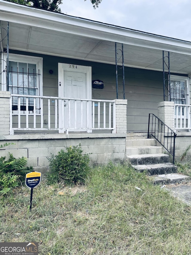 property entrance featuring a porch