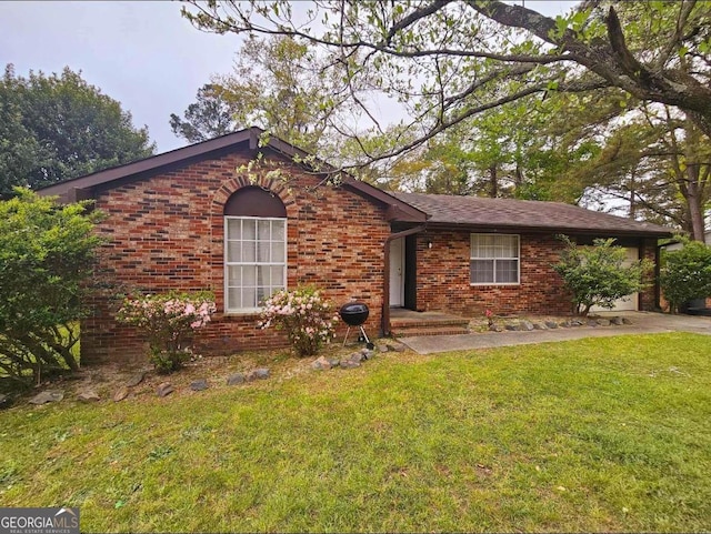 single story home with a front yard