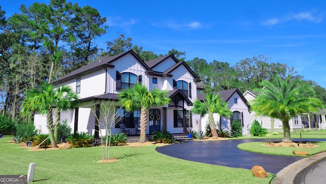 view of front facade featuring a front lawn