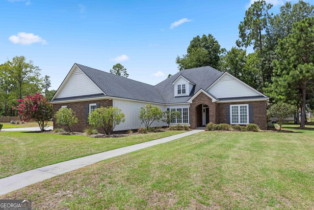 view of front property featuring a front yard