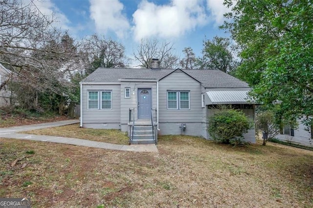 bungalow featuring a front lawn